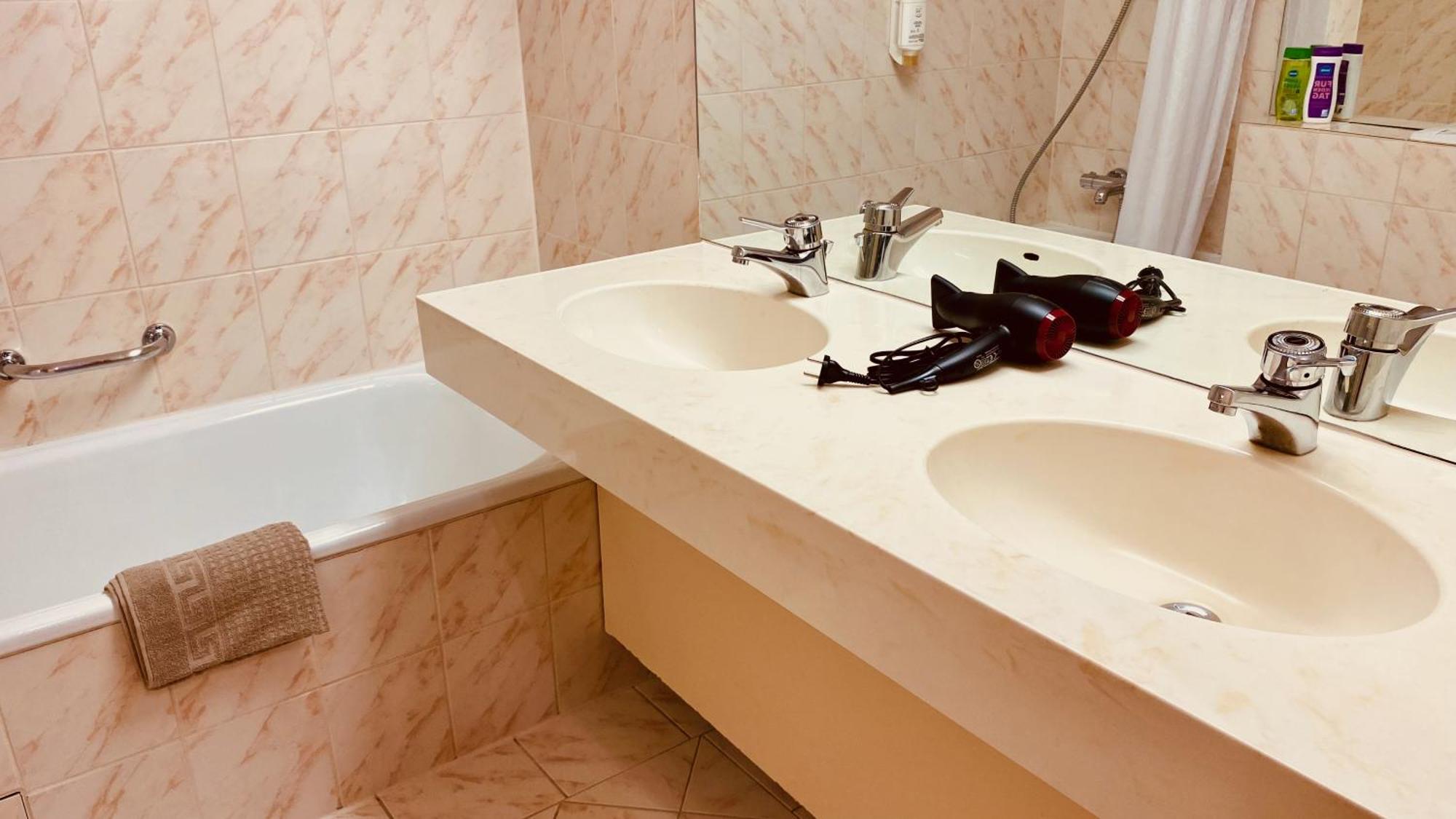 G&p Housing Mit Kueche & Balkon & Highspeed Internet- Comfort Appartement Altensteig